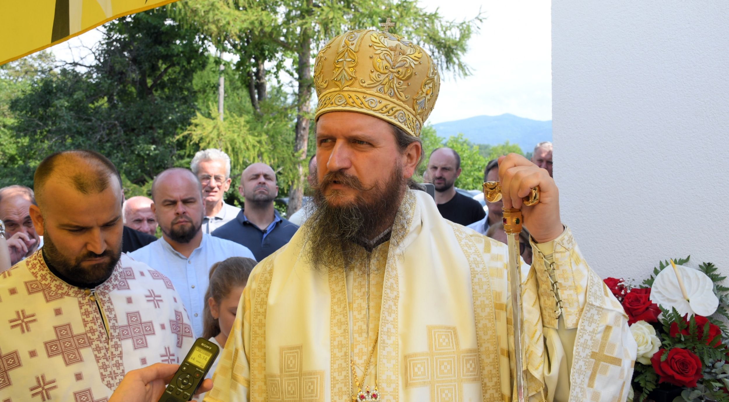 Епископ Сергије осудио напад на повратнике код Санског Моста