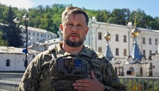 Свјатогорска лавра у позадини припадника 