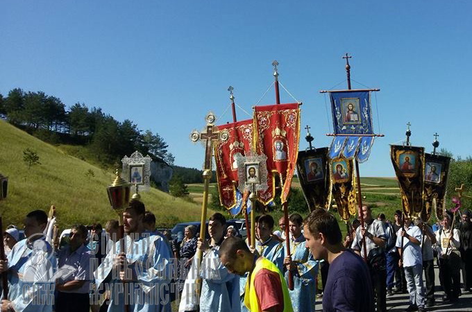 ROC priest: Cross Procession - 2016 unites people and Pokemon Go divides