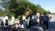 Borispol believers defend All-Ukrainian Cross Procession through the town