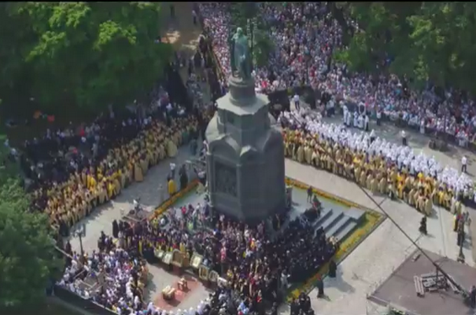 Believers led by the Primate of the UOC praying on Vladimir Hill