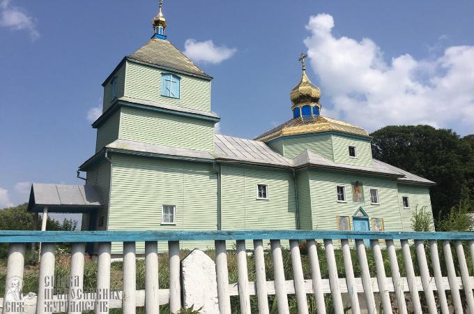 In Zhelobnoye village KP activists want to grab the UOC church