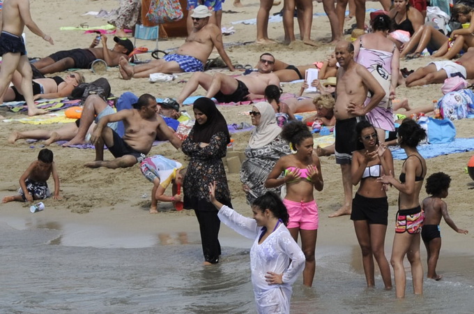 Prohibition to wear burkini: French police make Muslim females get undressed at beaches