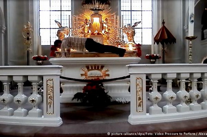 German artist fined for pushing up on the altar