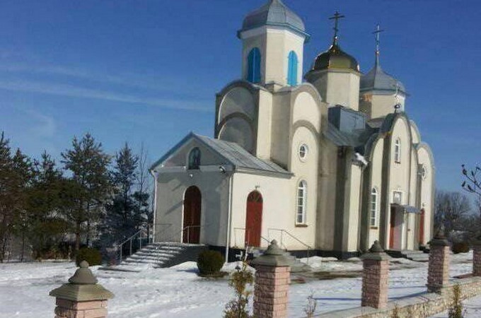 Schismatics of Kinakhovtsy village fail to grab the temple but promise to return