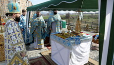 Gorlovka believers of UOC pray on the site of the church destroyed by shelling