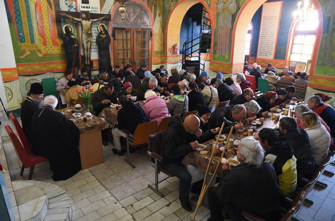 In Zaporozhye 300 homeless share Easter meal with UOC clergy