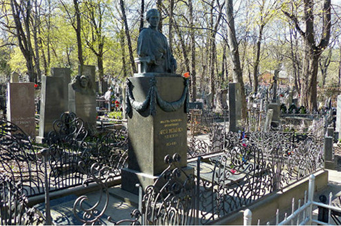 Lesya Ukrainka’s tomb vandalized at the Baykovoye cemetery