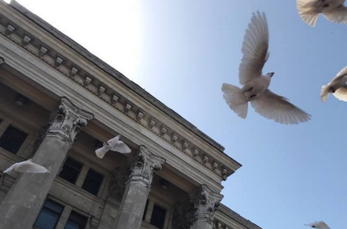 White doves and black balloons at Odessa’s House of Trade Unions launched into the sky (PHOTO)