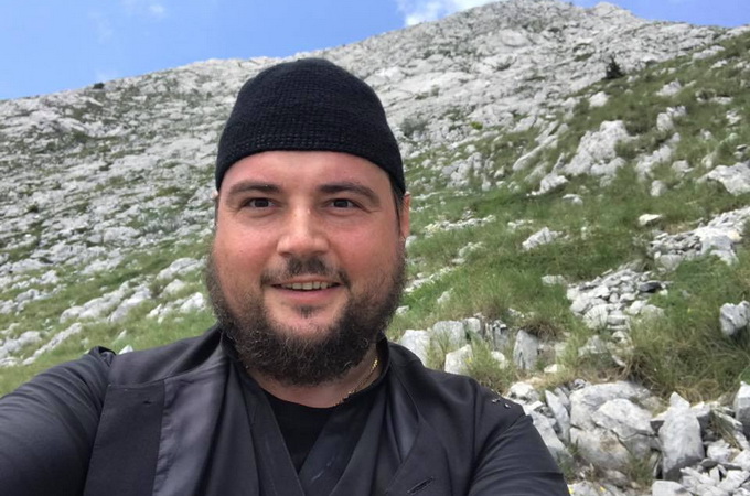 Metropolitan Alexander (Drabinko) with pilgrims sings a hymn of Ukraine on the peak of Athos (VIDEO)