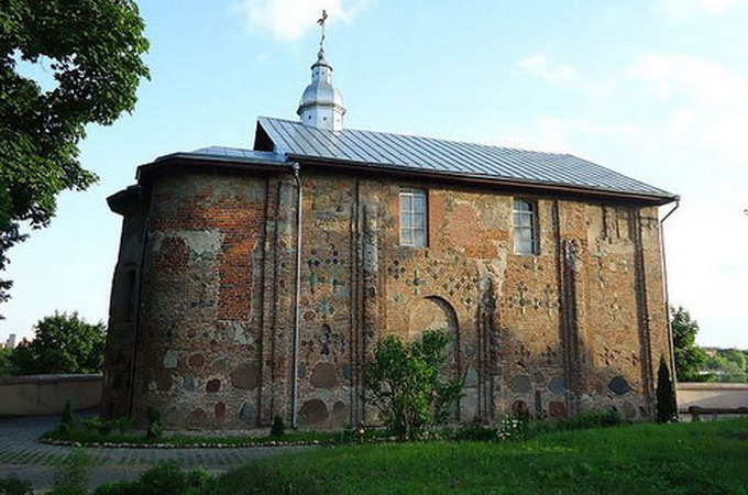 Lukashenko allocates funds for restoration of two 12th century churches