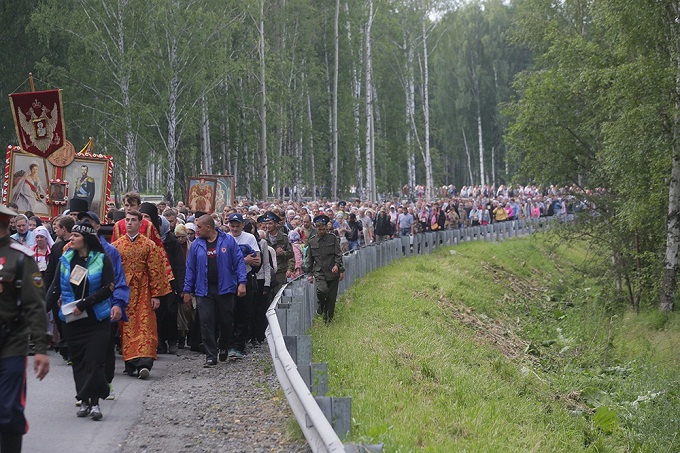 60 000 believers in Yekaterinburg honor the memory of the royal family in a cross procession