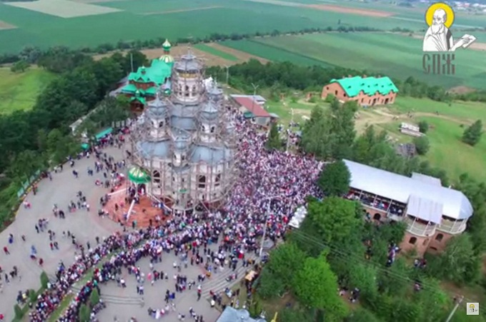 More than 3,000 believers pray on Anna’s Hill (VIDEO)