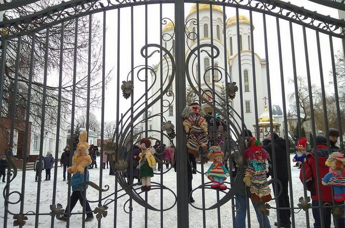 “Dad, will they burn us in the temple?”: UOC priests in Zaporozhye bullied by radicals