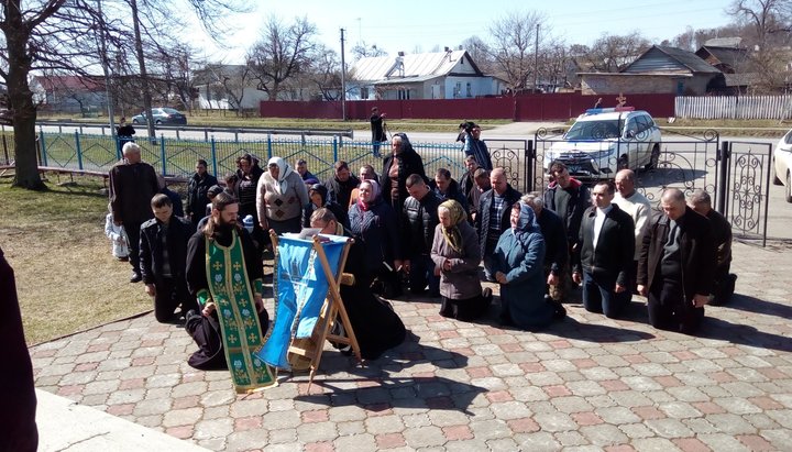 At the arrested Holy Assumption church of the UOC, the faithful of the canonical Church prayed on their knees