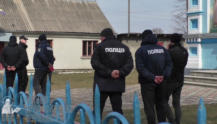 Around the Holy Assumption church in Ptichya, the police are on duty around the clock