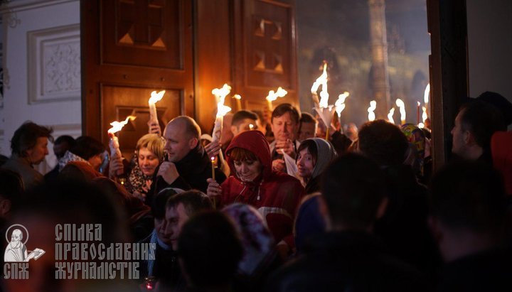 His Beatitude Metropoltian of Kiev and All Ukraine Onuphry shared the Holy Fire with all believers