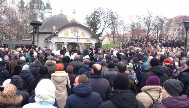 Верующие встали на защиту Десятинного монастыря