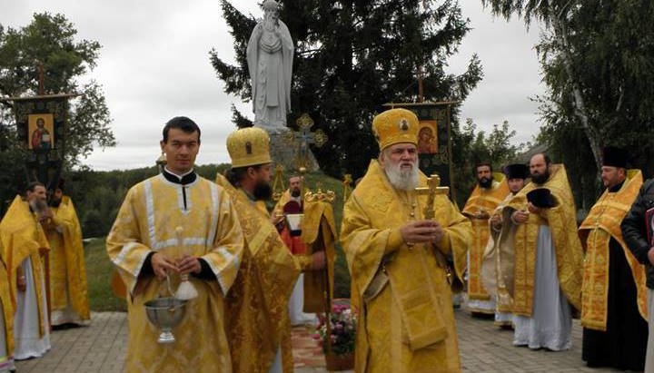 Metropolitan Vissarion of Ovruch and Korosten performs a prayer service on the Day of the City