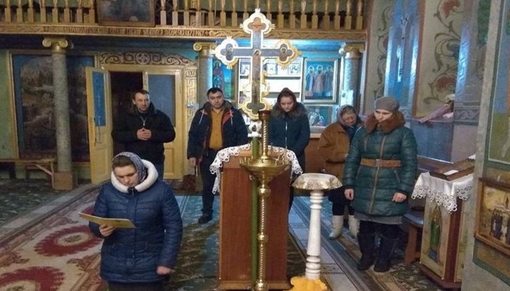 A round-the-clock prayer at the Holy Dormition Church in the village of Vaslovovtsy