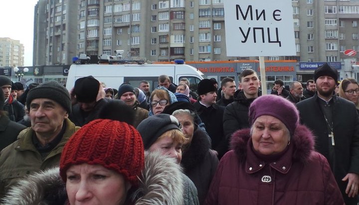 Prayer standing in Lutsk: in front of RSA and behind the scenes