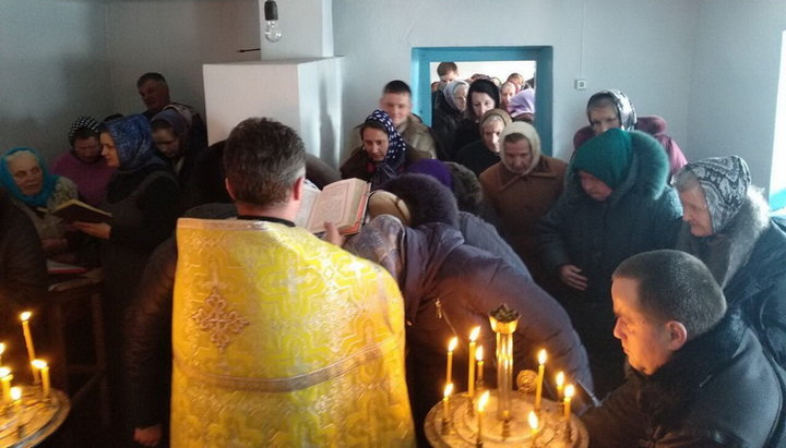 In Novaya Moshchanitsa village, the believers of the seized UOC temple gathered for worship