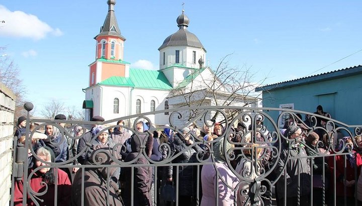 The faithful of the UOC did not allow supporters of the new church structure into the territory of their temple