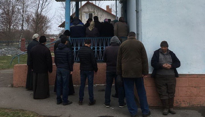 OCU activists cut off locks and seize the temple in Kopytov