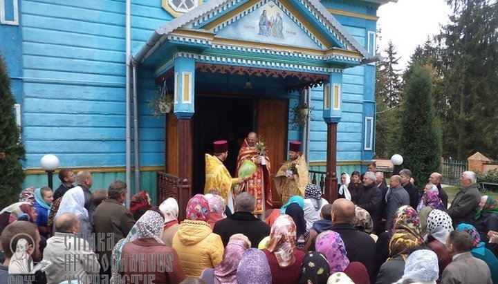 Parishioners of the Holy Trinity parish of the UOC, Povcha village, 2016 . The photo is taken from the UOJ archive