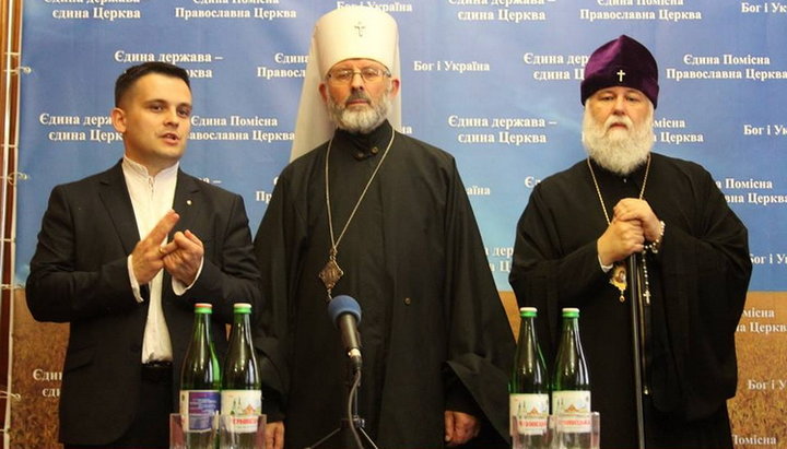Presidium of the briefing on the creation of the OCU in Ukraine: acting governor of the Chernovtsy region Mikhail Pavliuk, "Bishop" Daniel Kovalchuk and "Archbishop" Onuphry Khavruk