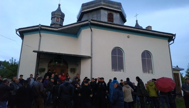 The seizure by OCU activists of the Holy Apostles Peter and Paul Church in the village of Zavoloka