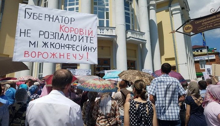 Participants in prayer standing. Photo: Vinnitsa Eparchy website