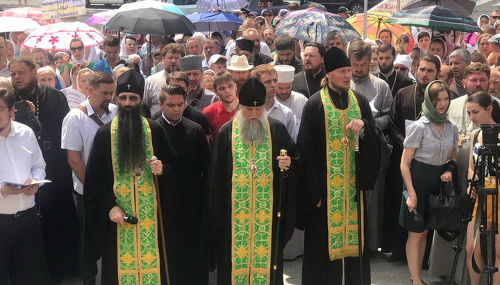 Prayer at the entrance to Vinnitsa Regional State Administration. Photo: site of Vinnitsa Eparchy of the UOC