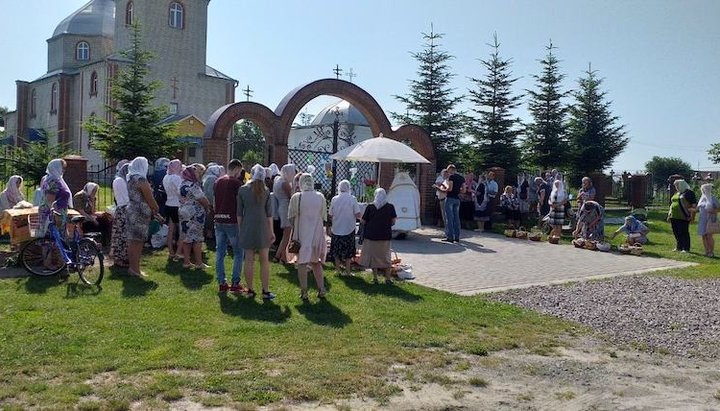 UOC community in Budiatichi forced to pray under the temple walls