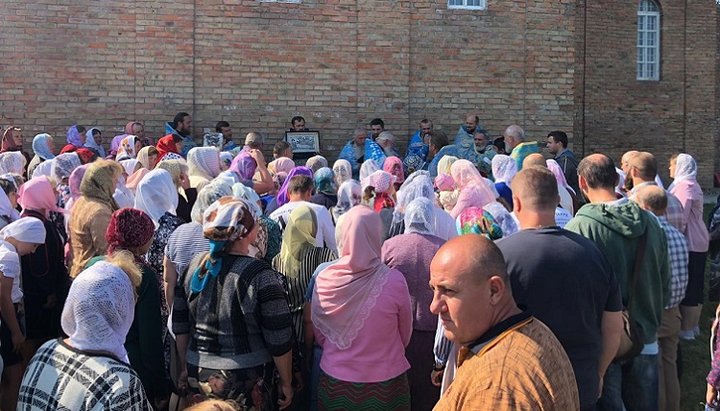 Believers in the village of Gvardeiskoye gathered for a service at a closed church. Photo: UOJ