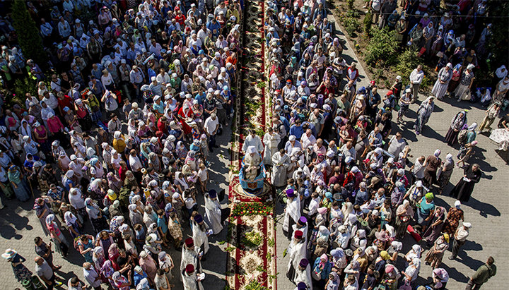 Participants of the cross procession. Photo: UOJ