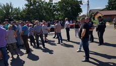 OCU activists in Pogreby break police seals and take over the UOC temple