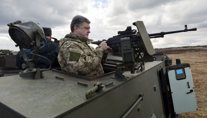 Poroshenko is testing the weapons of the Ukrainian army. Photo: Censor.net