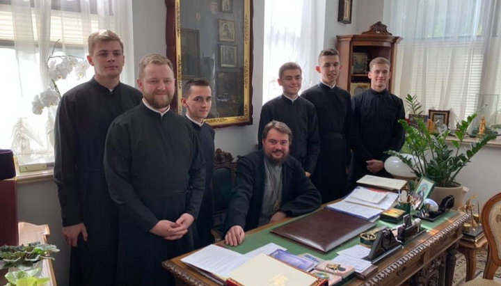 The OCU “hierarch” Alexander (Drabinko) held a meeting in the Transfiguration Cathedral with students of the Kiev Theological Seminary of the UGCC. Photo: Facebook