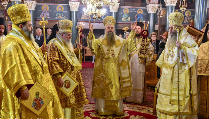 Liturgy in the church of St. Athanasius and Sts. Acacius and Damascene the Studite in Langadas. Photo: romalewfronimati.blogspot.com