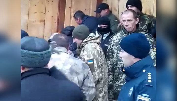 The seizure of a UOC temple in the village of Griniava. Photo: a video screen