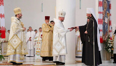 Drabinko presents a panagia of Met. Vladimir (Sabodan) to UGCC bishop