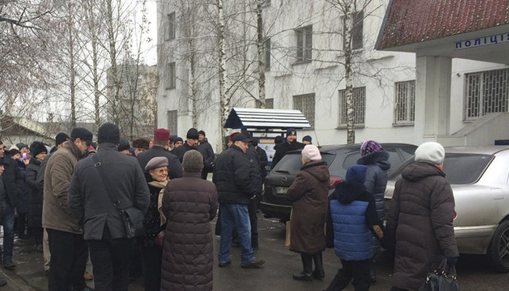 Parishioners of the new church structure from Mashcha village at the police building. Photo: Facebook