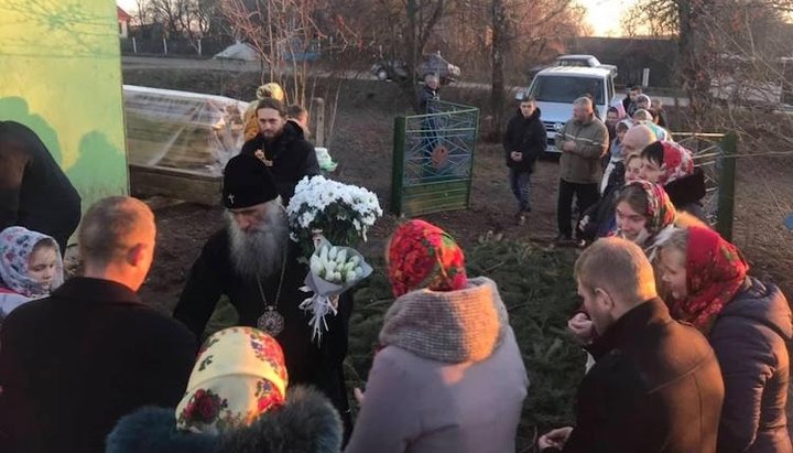 Metropolitan Sergius (Gensitsky) with parishioners of the UOC of Radoshivka village. Photo: Ternopil Eparchy of the UOC