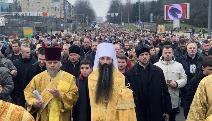 More than 7,000 believers walk in cross procession along Vinnytsia streets