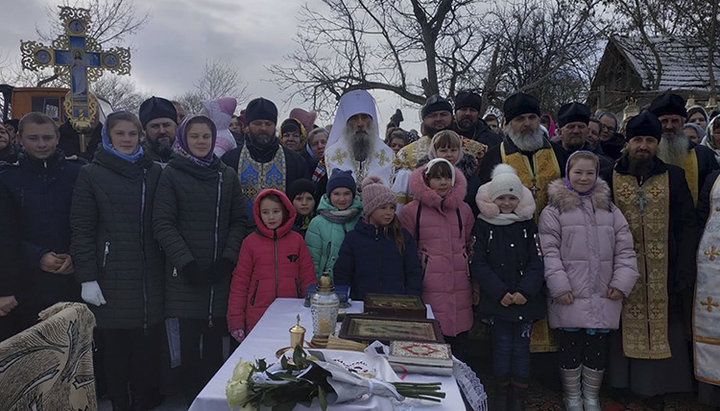 Ruling bishop of the Ternopil Eparchy, Metropolitan Sergius (Gensitsky) of Ternopil and Kremenets with his flock. Photo: ternopil.church.ua