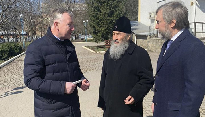 His Beatitude Metropolitan Onuphry of Kiev and All Ukraine brought a medical ventilator to fight against coronavirus to the regional children's hospital in Chernivtsi. Photo: Novinsky press center page on Facebook