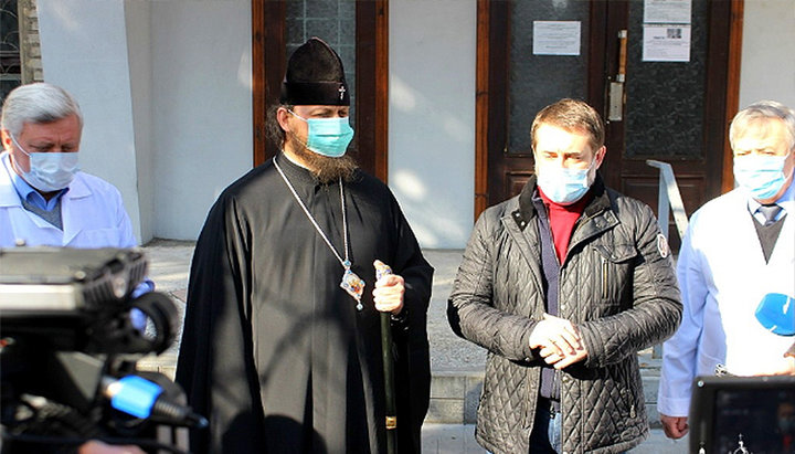 Metropolitan Nikodim (Baranovsky) of Severodonetsk and Starobelsk handed over test systems for diagnosing COVID-19 to Lugansk doctors. Photo:sed-eparhia.com