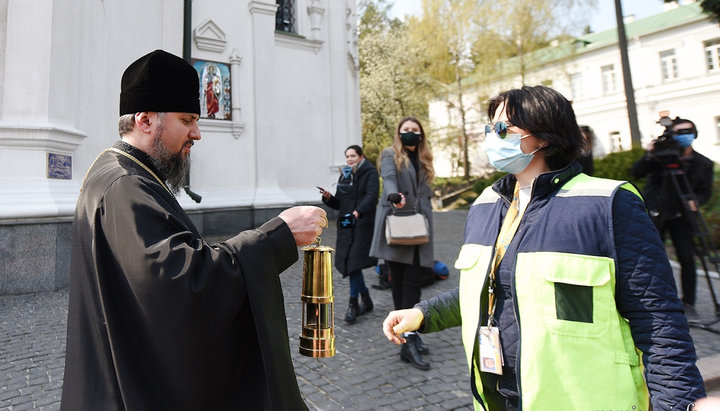 Epiphanius Dumenko receives the Holy Fire. Photo: pomisna.info