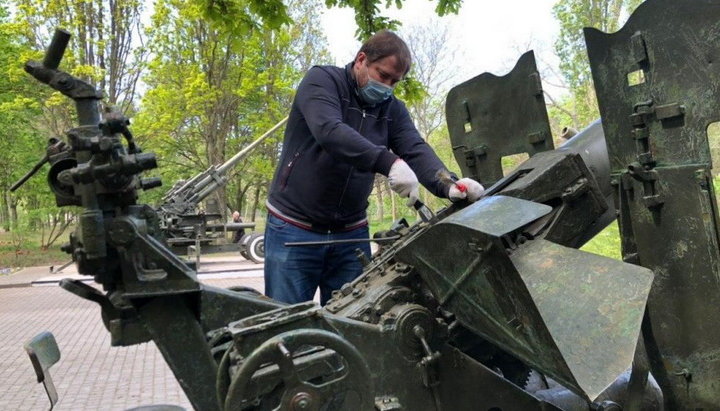 Orthodox youth restoring the Memorial of Heroic Defense of Odessa for Victory Day. Photo: eparhiya.od.ua